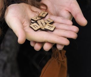 הרונים, קסם הרונים, סדנת רונים, גלית גרשום, בינדרונים, סדנת כישוף, סמלים מאגיים, ריפוי באמצעות רונים, לימוד רונים, רונים לעבודה אנרגטית.