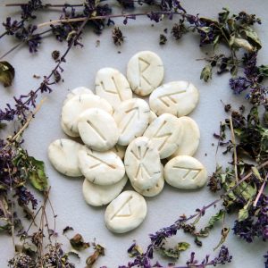 הרונים, קסם הרונים, סדנת רונים, גלית גרשום, בינדרונים, סדנת כישוף, סמלים מאגיים, ריפוי באמצעות רונים, לימוד רונים, רונים לעבודה אנרגטית.